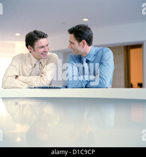 Zwei Geschäftspartner haben informelle Geschäftstreffen lizenzfrei außer anzeigen und Plakate Stockfoto