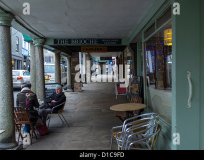 Totnes, Devon, England. 12. Dezember 2012. Zwei Menschen vor einem Café Kaffeetrinken im Laufe des Tages in Totnes Standortwahl. Stockfoto