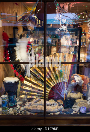 Totnes, Devon, England. 12. Dezember 2012. Eine bunte Fenster Schaufenster in Totnes High Street. Stockfoto