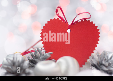 Weihnachtskarte mit Herzen, Kugeln, Pinien und bokeh Stockfoto
