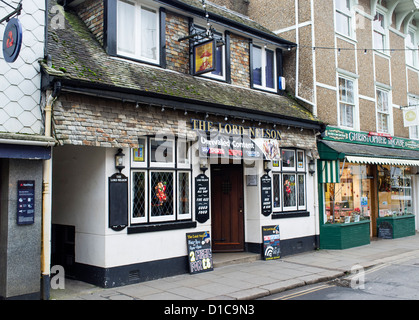 Totnes, Devon, England. 12. Dezember 2012. Das Lord Nelson Public House in Totnes High Street. Stockfoto