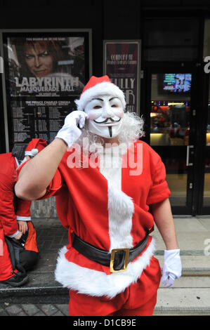 Leicester Square, London, UK. 15. Dezember 2012. Eine anonyme Weihnachtsmann. Santacon London 2012, Hunderte von Menschen verkleidet als Weihnachtsmann, Elfen und sogar Bäume versammeln und Parade rund um London und Kneipen auf dem Weg zu besuchen. Bildnachweis: Matthew Chattle / Alamy Live News Stockfoto