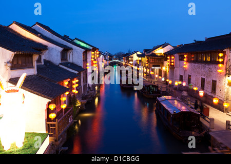 Stadt Ost Venedig bei Nacht - Suzhou, China. Stockfoto