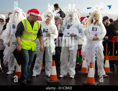 Lyme Regis, Dorset, UK. 15. Dezember 2012. Ein Team von lokalen Künstlern wie Frost Line-up noch vor der ersten jährlichen Lyme Regis Christmas Pudding Race in Lyme Regis, Dorset auf Samstag, 15. Dezember 2012 gekleidet. Rennen wurde gehalten, um Geld für die Krebsforschung zu erhöhen Stockfoto