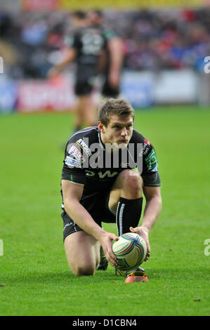 Heineken Cup Runde 4 - V Toulouse - Liberty Stadium - Swansea Ospreys: Fischadler Dan Biggar reiht sich ein Elfmeter. Stockfoto