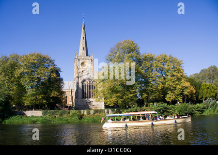 Holy Trinity Church aus Fluss mit Boot Stratford-upon-Avon Warwickshire England UK Stockfoto