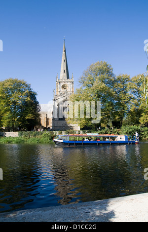 Kirche der Heiligen Dreifaltigkeit aus Fluss Stratford-upon-Avon Warwickshire England UK Stockfoto