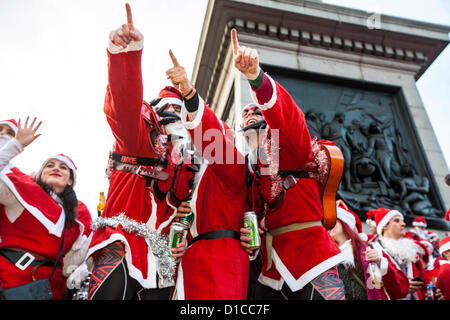 London, UK. 15. Dezember 2012. Tausende von Santas Convergered am Trafalgar Square, Santacon 2012, der jährlichen Christmas Santa-Festival teilzunehmen. 15.12.2012, London, Vereinigtes Königreich Credit: Mario Mitsis / Alamy Live News Stockfoto