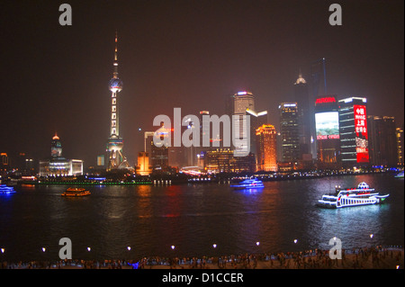 Oriental Pearl Tower und Pudong Wolkenkratzern, gesehen vom Bund in der Nacht, Huangpu-Fluss, Shanghai, China Stockfoto