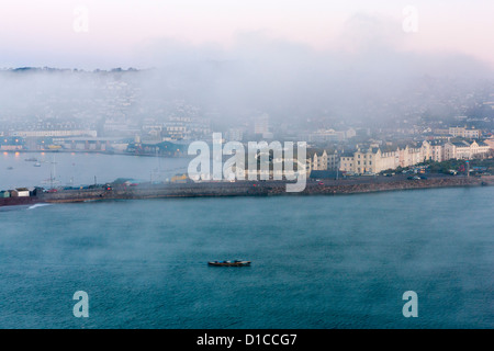 Blick vom South West Coast Path über das Dorf Shaldon nach Teignmouth an der Mündung des Flusses Teign. Stockfoto