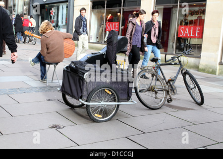 Busker Transport, ein Fahrrad und Anhänger, in Bad Weihnachtsmarkt, 15. Dezember 2012 Stockfoto