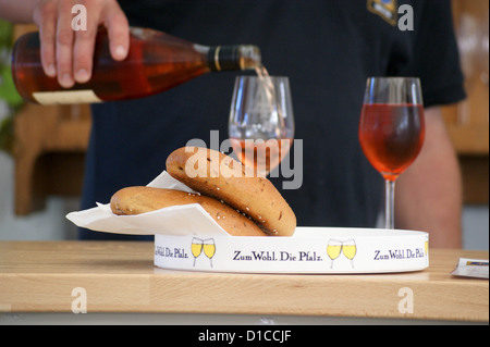 Rosé Wein gegossen mit Brot Brötchen, Wurstmarkt Wein Festival, Bad Dürkheim, Rheinland-Pfalz, Deutschland Stockfoto