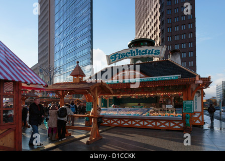 Traditioneller Weihnachtsmarkt Stände und moderne Gebäude in der ehemaligen DDR Tod Streifen auf dem Potsdamer Platz, Berlin, Deutschland Stockfoto