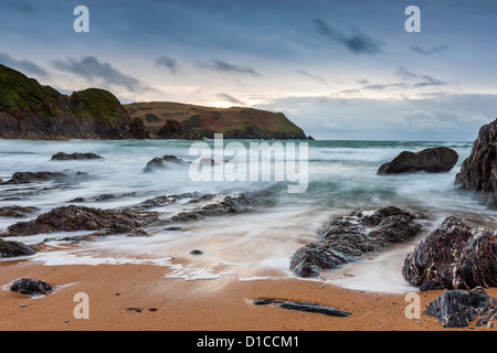 Ankommenden Wellen am Strand, Hope Cove, South Hams, Devon, England, Vereinigtes Königreich, Europa. Stockfoto