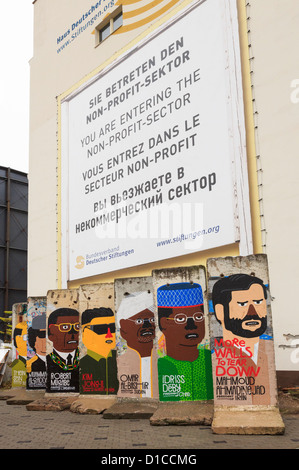 Street Scene mit der restlichen Teile der Mauer mit Bildern zeigt ein Porträt der Welt Diktatoren auf der Friedrichstraße, Berlin, Deutschland lackiert Stockfoto