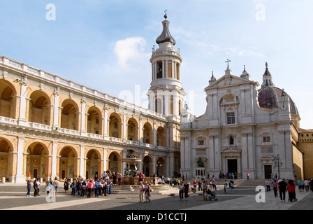 Piazza della Madonna im historischen Stadtzentrum von Loreto, Marken, Italien Stockfoto