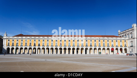 Blick auf die Landschaft des herrlichen Gebäudes, das auf einer Seite den riesigen Platz Praca do Comercio in Lissabon, Portugal, definiert Stockfoto