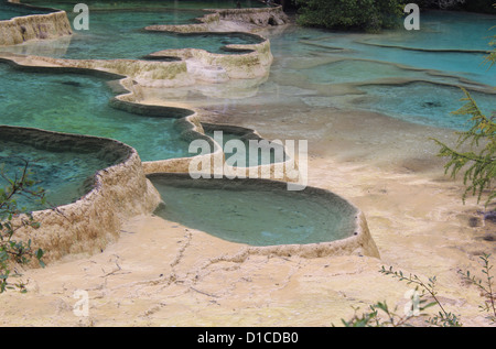 Pools gebildet durch Calcit Ablagerungen in Huanglong Natur behalten uns buchstäblich "gelben Drache" im nordwestlichen Teil von Sichuan, China Stockfoto