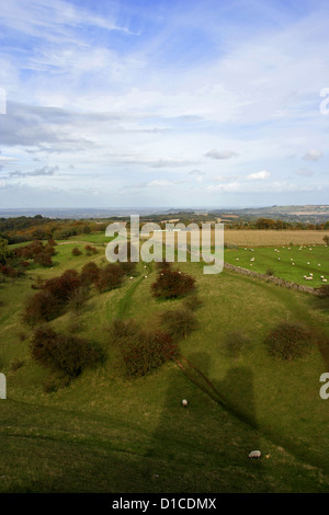 Die Cotswold Weg und Klumpen Hof im Schatten des Broadway Tower Stockfoto