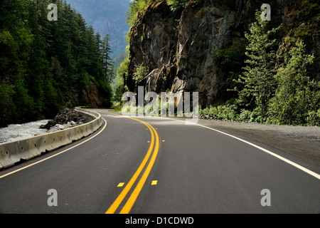 Durch eine Schlucht auf Autobahn 37A Stockfoto