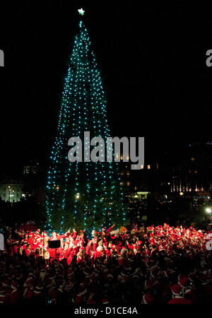 London, UK. 15. Dezember 2012. Hunderte von Santas an der Basis des Oslo Christmas Tree während des jährlichen Treffens der Santacon der Weihnachtsmänner auf dem Trafalgar Square. Bildnachweis: Pete Maclaine / Alamy Live News Stockfoto