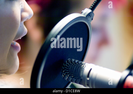 Weibliche Radio Lautsprecher Mikrofon Stockfoto