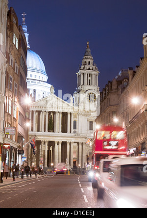 Str. Pauls Kathedrale Westfassade in der Nacht / Dämmerung / Dämmerung von Ludgate Hill City of London England UK Stockfoto