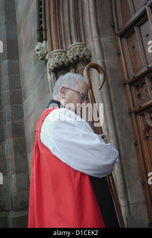 Armagh, Nordirland, Vereinigtes Königreich. 15. Dezember 2012. Revd Dr Richard Clarke kommt bei seiner Inthronisation als Kirche von Irland Erzbischof von Armagh St. Patrick-Kathedrale, Armagh, Nordirland 15. Dezember 2012 CREDIT: LiamMcArdle.com/ Alamy Live News Stockfoto