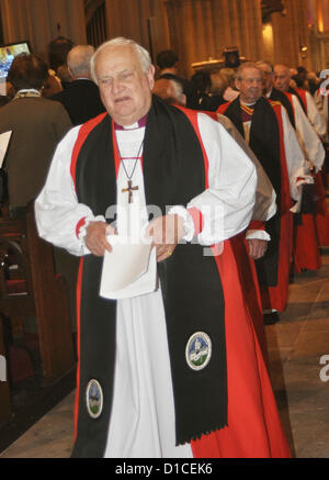 Armagh, Nordirland, Vereinigtes Königreich. 15. Dezember 2012. Herr Robin Eames bei der Inthronisation des Dr. Richard Clarke als Erzbischof von Armagh. St. Patricks Kathedrale, Armagh, Nordirland 15. Dezember 2012 CREDIT: LiamMcArdle.com/ Alamy Live-Nachrichten Stockfoto