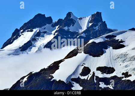 Eine Nahaufnahme der schroffen Küstengebirge Tops, die den Lachs-Gletscher in der Nähe von Stewart in Nordkanada v. Chr. umgeben. Stockfoto