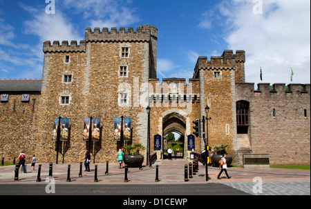 Das Südtor und schwarze Turm (links) und Barbican Tower (rechts), der heutigen Eingang zum Schloss von Cardiff, Cardiff, Wales, UK Stockfoto