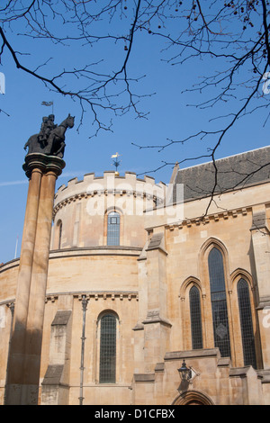 Die Temple Church und Ritter Templar Statue Temple City of London England UK Stockfoto