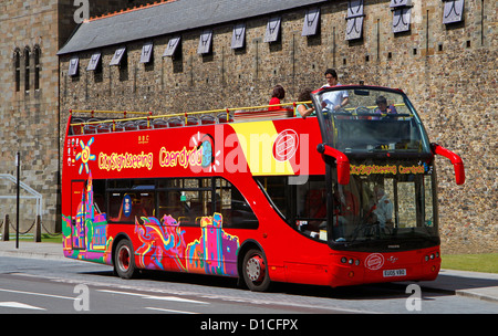 Tourismus-Sightseeing-Bus außerhalb Schloss von Cardiff, Cardiff, Wales, UK Stockfoto