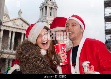 15. Dezember 2012 London UK. Lust auf gekleidete Feiernden außerhalb St. Pauls Cathedral Santacon 2012. Die jährliche Feier aller Dinge Weihnachten die Leute verkleidet als Weihnachtsmann als auch Elfen, Rentier und Weihnachtsbäume sieht läuft seit zwölf Jahren. Stockfoto