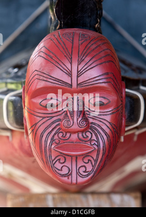 Maori Galionsfigur auf Krieg Kanu auf dem Display an Waitangi Treaty Grounds, Paihia, Nordinsel, Neuseeland. Stockfoto