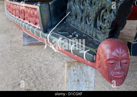 Maori Galionsfigur auf Krieg Kanu auf dem Display an Waitangi Treaty Grounds, Paihia, Nordinsel, Neuseeland. Stockfoto