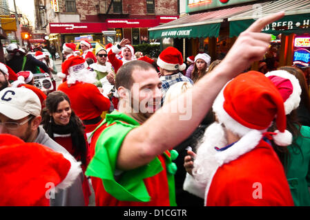 NEW YORK, NY - 15 Dezember: Nachtschwärmer während der jährlichen SantaCon Veranstaltung 15. Dezember 2012 in New York City als Weihnachtsmann verkleidet. (Foto von Donald Bowers) Stockfoto