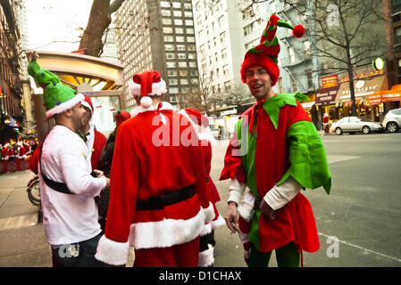 NEW YORK, NY - 15 Dezember: Nachtschwärmer während der jährlichen SantaCon Veranstaltung 15. Dezember 2012 in New York City als Weihnachtsmann verkleidet. (Foto von Donald Bowers) Stockfoto