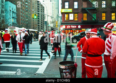 NEW YORK, NY - 15 Dezember: Nachtschwärmer während der jährlichen SantaCon Veranstaltung 15. Dezember 2012 in New York City als Weihnachtsmann verkleidet. (Foto von Donald Bowers) Stockfoto