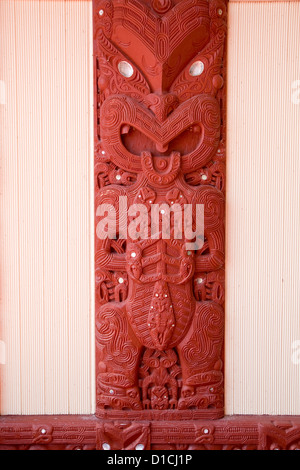 Poupou Unterstützung Dach Bohnen der Veranda des Ohinemutu Maori Marae (Versammlungshaus), Ohinemutu, Rotorua, Nordinsel, Neuseeland. Stockfoto