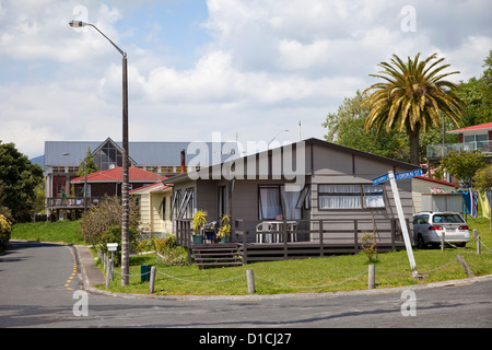 Mittelklasse-Haus in Maori Dorf Ohinemutu, Rotorua, Nordinsel, Neuseeland. Stockfoto