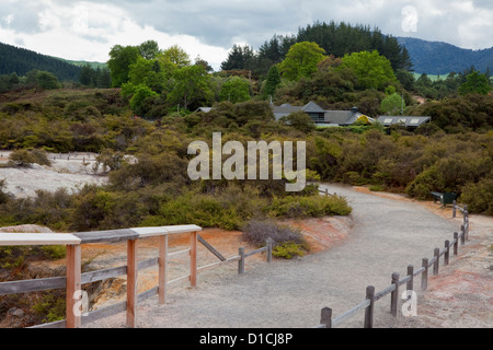 Waiotapu Besucher Center in seine natürliche Umgebung einfügt. Waiotapu Thermal Site, Rotorua Bereich, Nordinsel, Neuseeland. Stockfoto