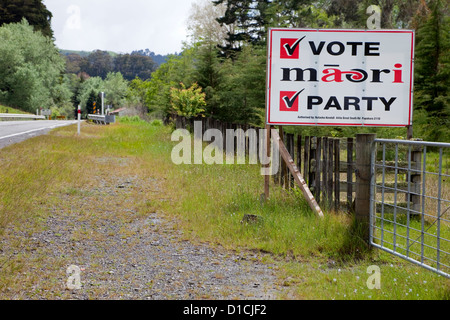 Politisches Plakat für Maori politische Partei neben Autobahn, Nordinsel, Neuseeland. Stockfoto