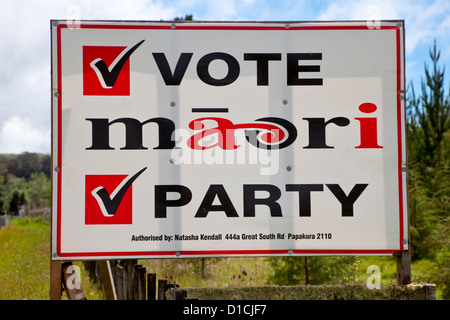 Politisches Plakat für Maori politische Partei neben Autobahn, Nordinsel, Neuseeland. Stockfoto