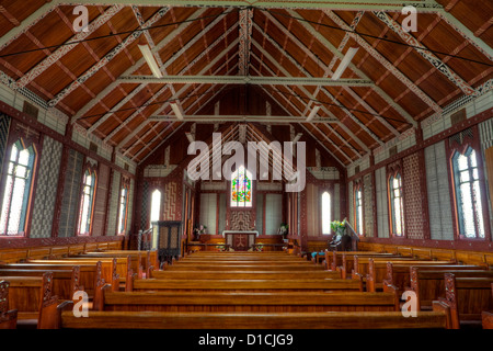 Kulturellen Synkretismus. Dekoriert, Decke und Dachsparren unterstützt mit Maori Motive, anglikanische Kirche St. Marien, Tikitiki, New Zealand. Stockfoto