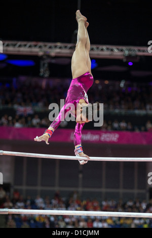 Alexandra Raisman (USA) im Wettbewerb am Stufenbarren im Einzelmehrkampf der Frauen bei den Olympischen Sommerspielen 2012 Stockfoto