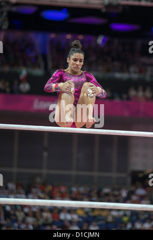 Alexandra Raisman (USA) im Wettbewerb am Stufenbarren im Einzelmehrkampf der Frauen bei den Olympischen Sommerspielen 2012 Stockfoto