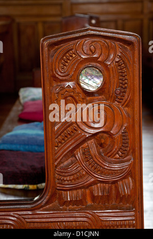 Kulturellen Synkretismus. Pew geschnitzt in Maori Stil, anglikanische Kirche St. Marien, Tikitiki, New Zealand. Stockfoto