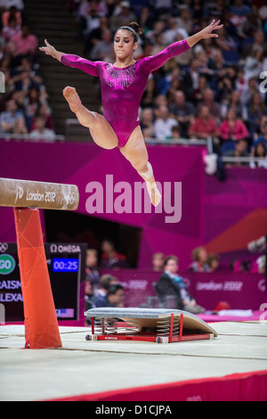 Alexandra Raisman (USA) im Wettbewerb auf dem Schwebebalken, während die Frauen Einzelmehrkampf Stockfoto