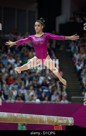 Alexandra Raisman (USA) im Wettbewerb auf dem Schwebebalken, während die Frauen Einzelmehrkampf Stockfoto